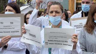 Los técnicos sanitarios del hospital de Can Ruti de Badalona protestan contra el convenio de la Generalitat