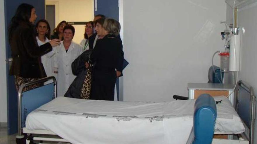 La gerente del Hospital, Sofía Clar, durante la visita al Centro Sanitario de Villena.