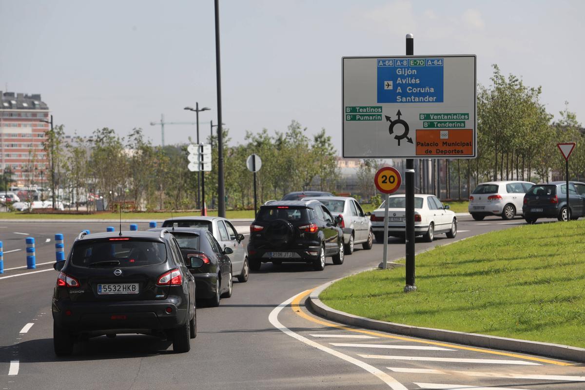 Coches circulando por uno de los carriles de la rotonda.