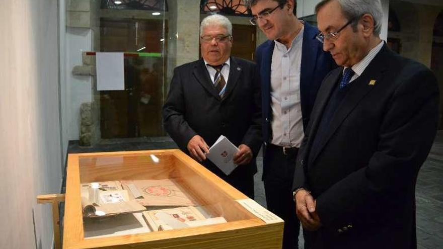 Luciano Lomba, Antonio Lomba y Valentín Suárez, en la muestra. // E.G.