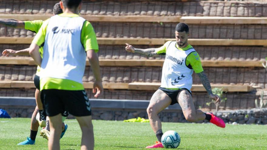 Aridai golpea el balón con la izquierda durante el entrenamiento del miércoles.