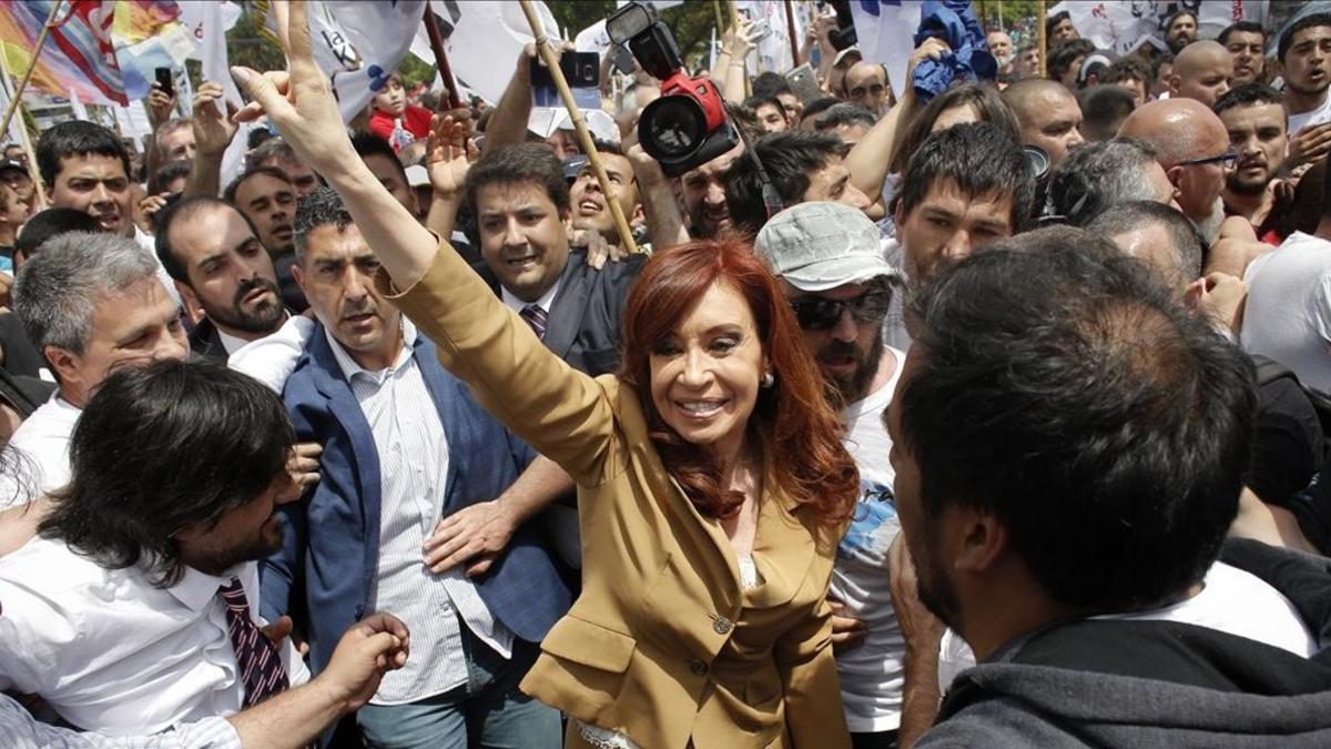 La expresidenta argentina, Cristina Fernández de Kirchner, saluda a sus seguidores tras declarar ante el tribunal.