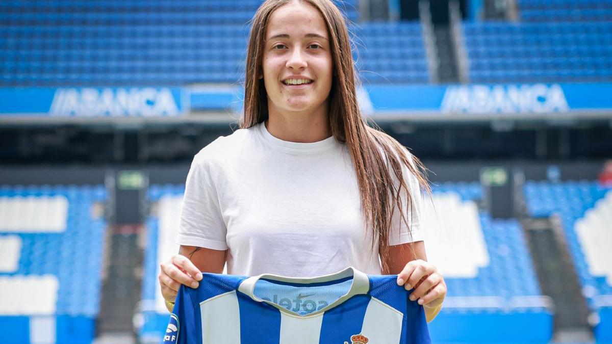 Laura Hernández, con la camiseta del Dépor Abanca en Riazor.