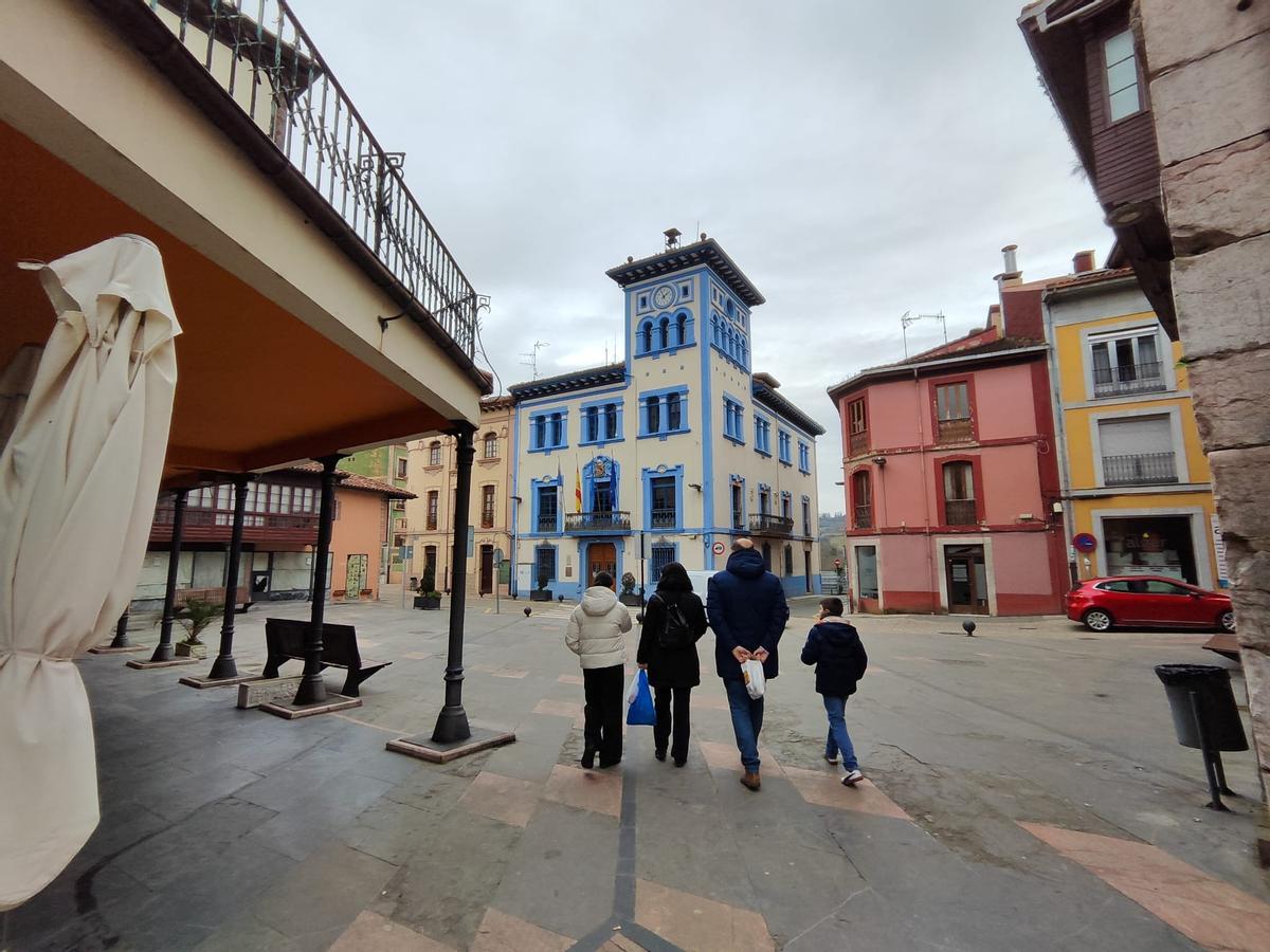 Edificio del Ayuntamiento de Grado, al fondo de la imagen.