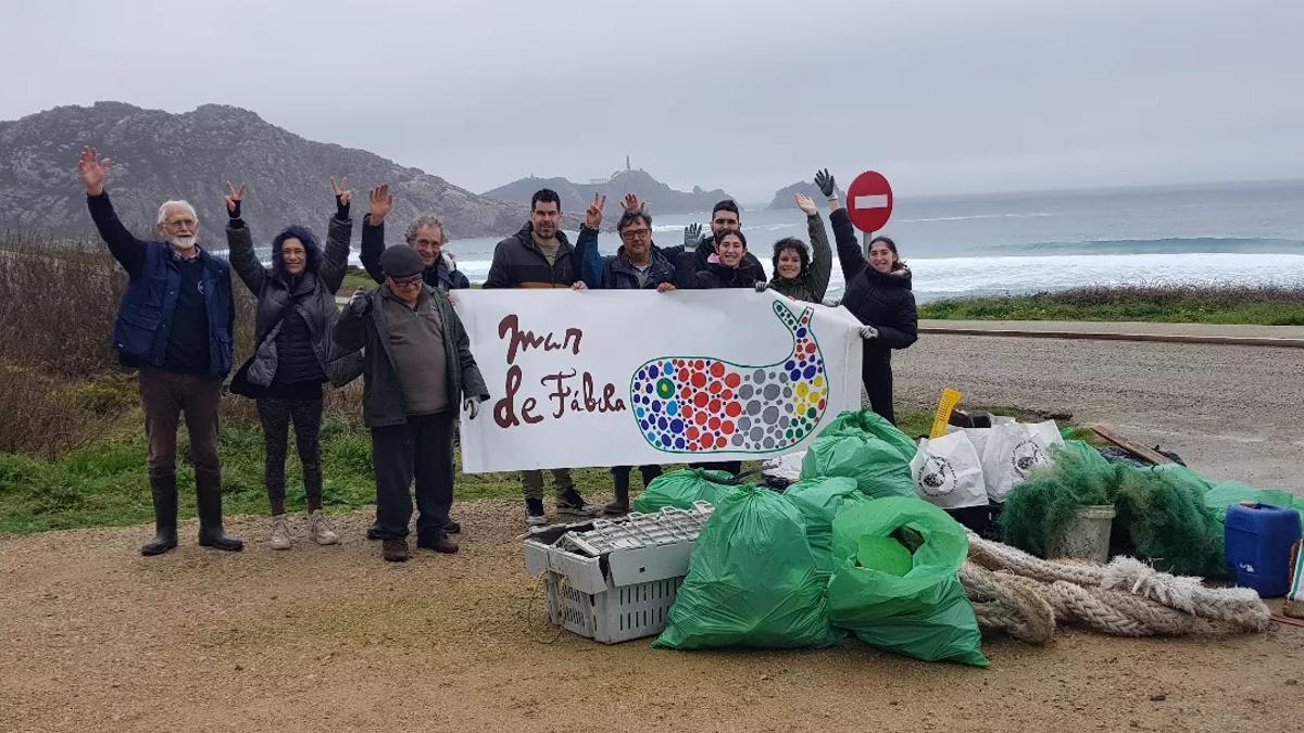 Voluntarios de Mar de Fábula que recolleron lixo nos coídos de Reira, en Camariñas