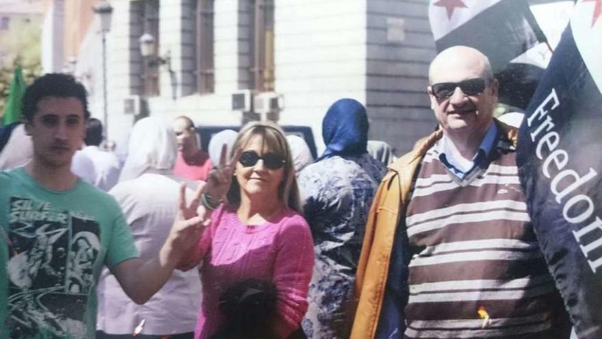 De izquierda, Samer, su madre, Ángeles Rego, y su padre Mohamed Ayman, en una manifestación.