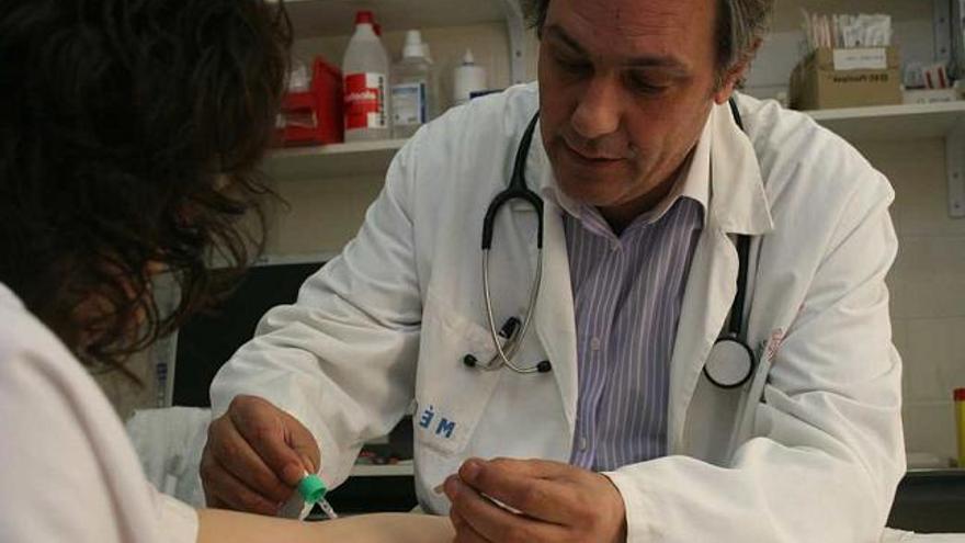 El doctor Vicente Jover, responsable de la Unidad de Alergias, en su consulta del hospital.