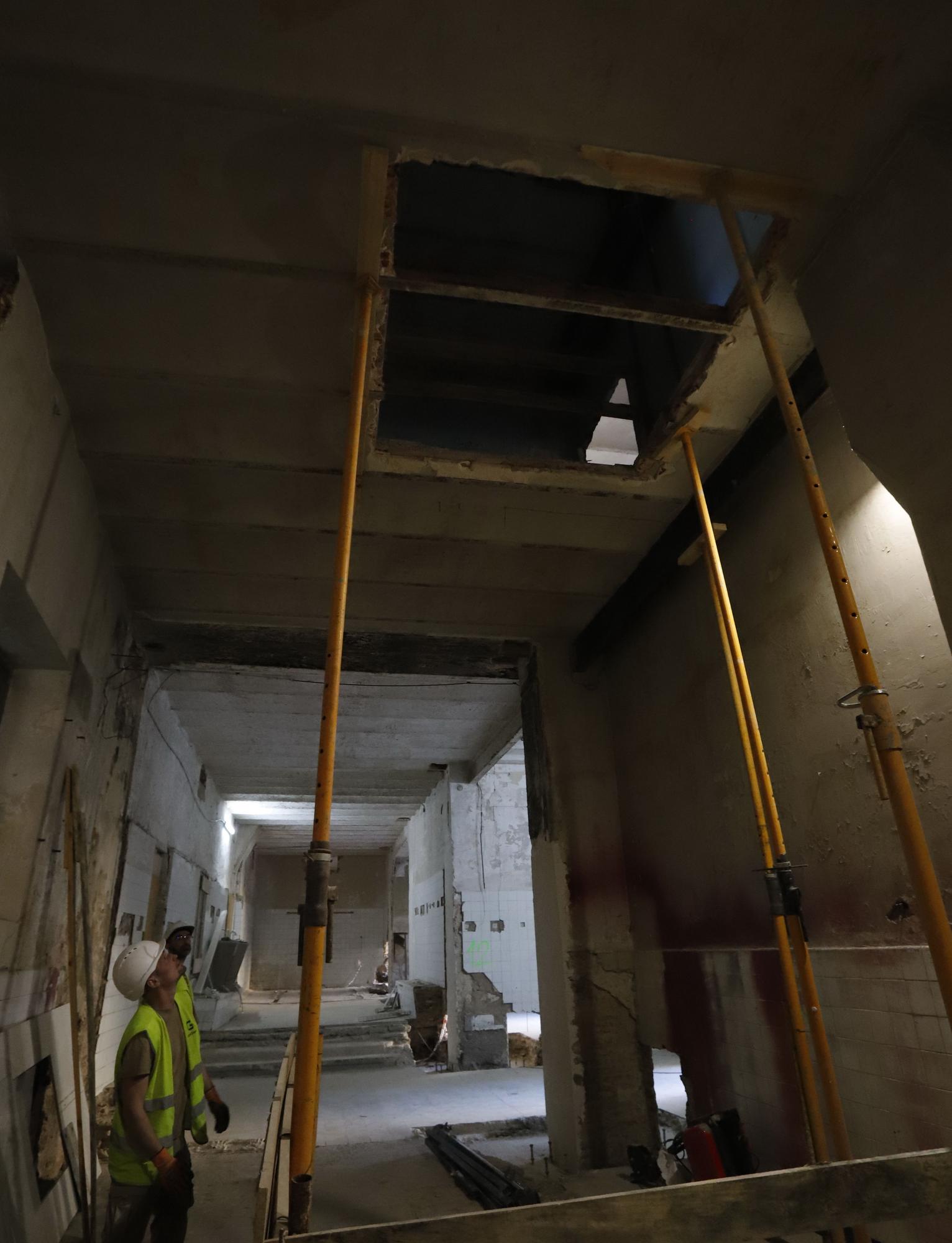 Entre las plantas ya se ha abierto un hueco para un ascensor.