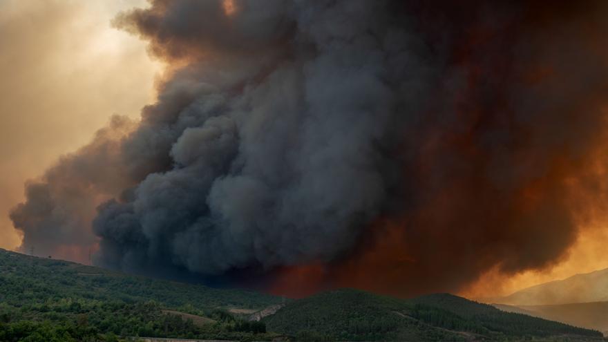 Los incendios de Valdeorras y O Courel ya son los más grandes de la historia de Galicia