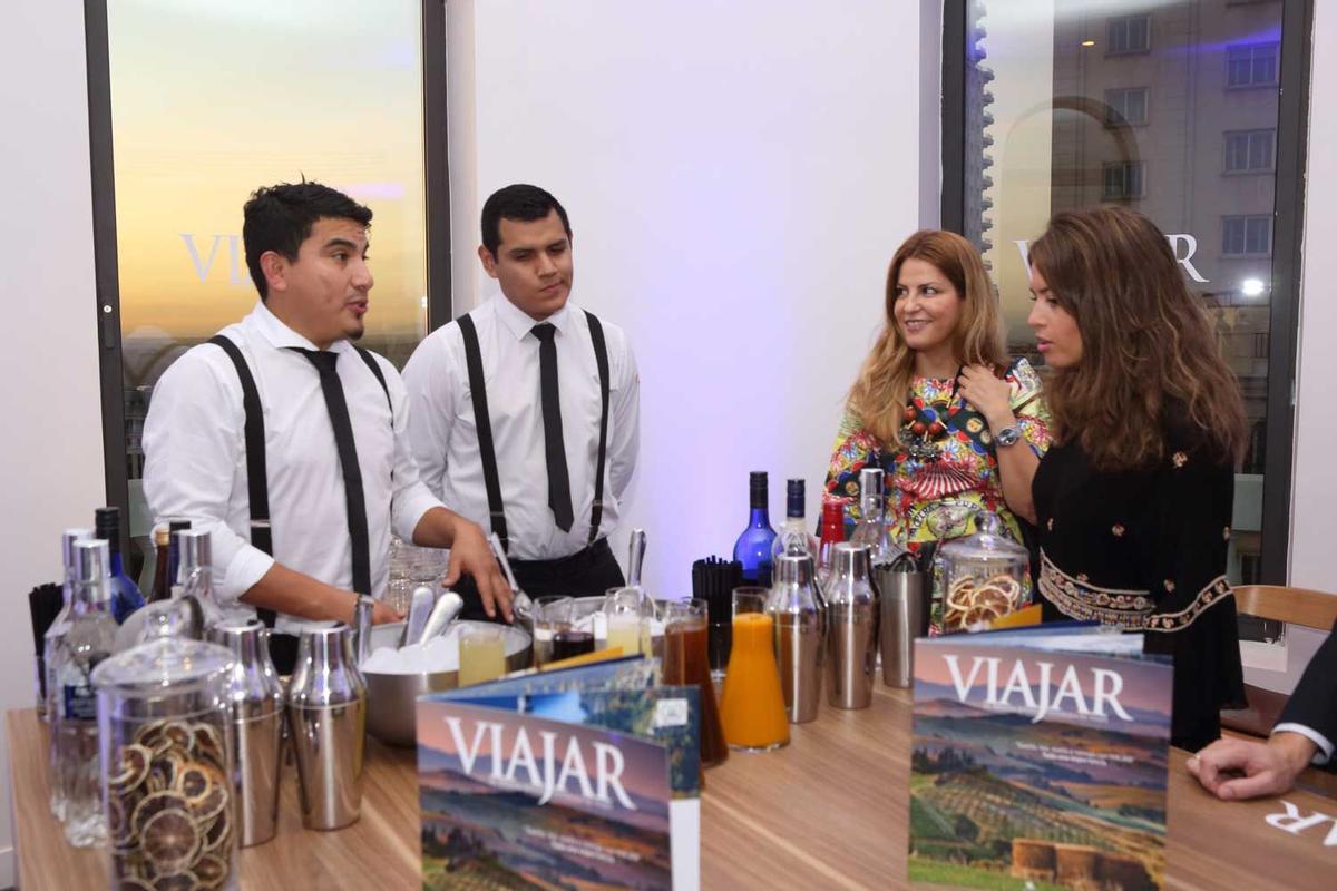 Raquel Nuñez y Sandra Díez, de Intermundial Seguros, esperando por un cóctel de Fizz Bartenders maestros cocteleros.