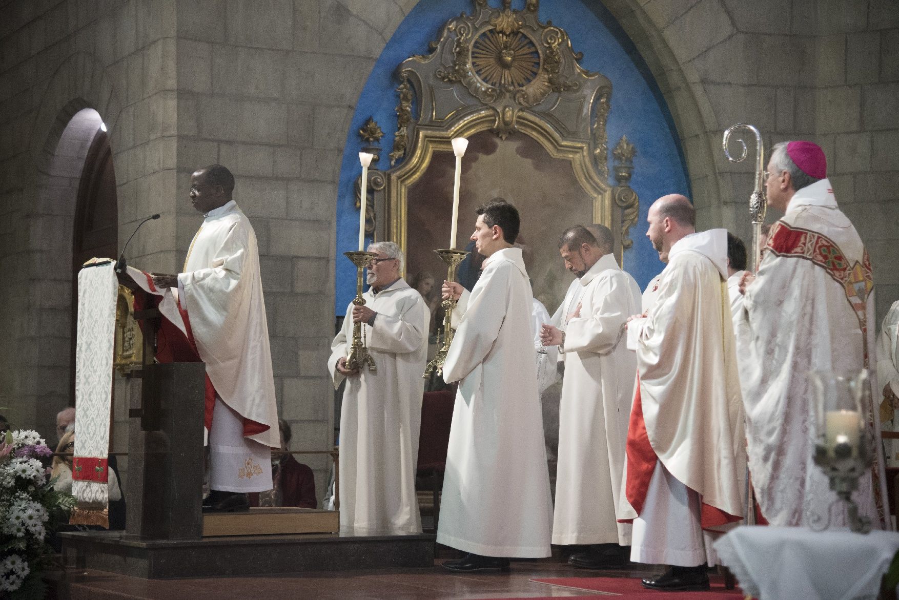 El bisbe defensa els oficis tradicionals a la missa de la Llum que ha omplert el Carme