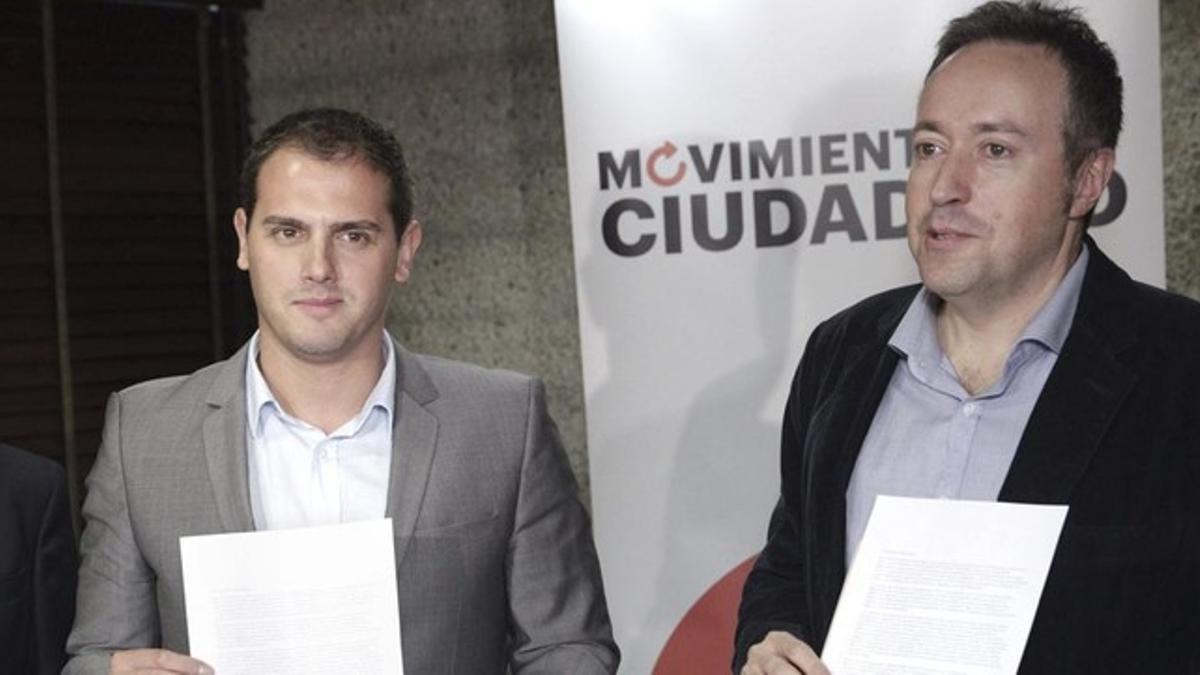 El presidente de Ciutadans, Albert Rivera, y el periodista y escritor Juan Carlos Girauta durante la presentación del libro &quot;Movimiento ciudadano&quot;. EFE / ZIPI