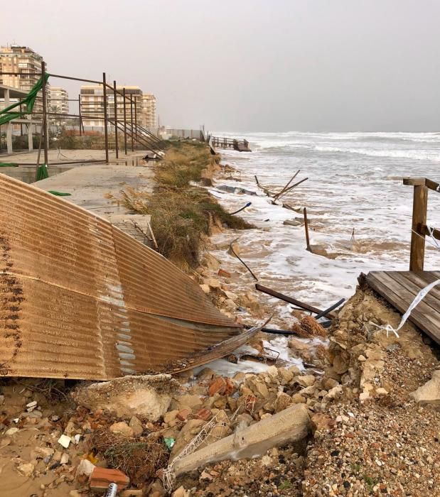 Estado que presenta la playa de Arenales