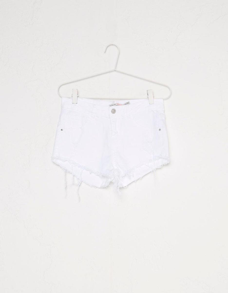 Shorts en color blanco de Bershka (12,99€)
