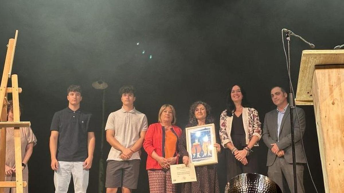 Pilar Mas ha recibido el Premio Javier Brun de manos de la consejera de Cultura de Aragón, Tomasa Hernández.