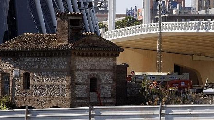 arquitectura tradicional y vanguardia. La casa de las compuertas de l´Assut de l´Or al lado del Ágora.