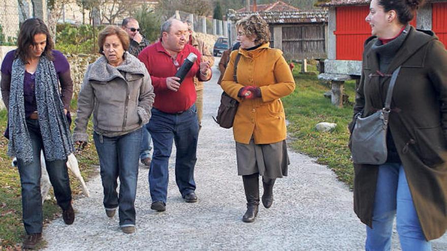 Ana Miranda (izda.), junto a miembros de las plataformas vecinales, ayer, en O Irixo.  // Jesús Regal