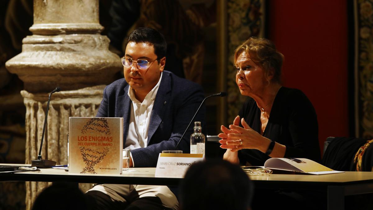 El doctor Víctor Vidal y la periodista Mari Cruz Soriano, en la presentación de la obra en Patio de la Infanta.