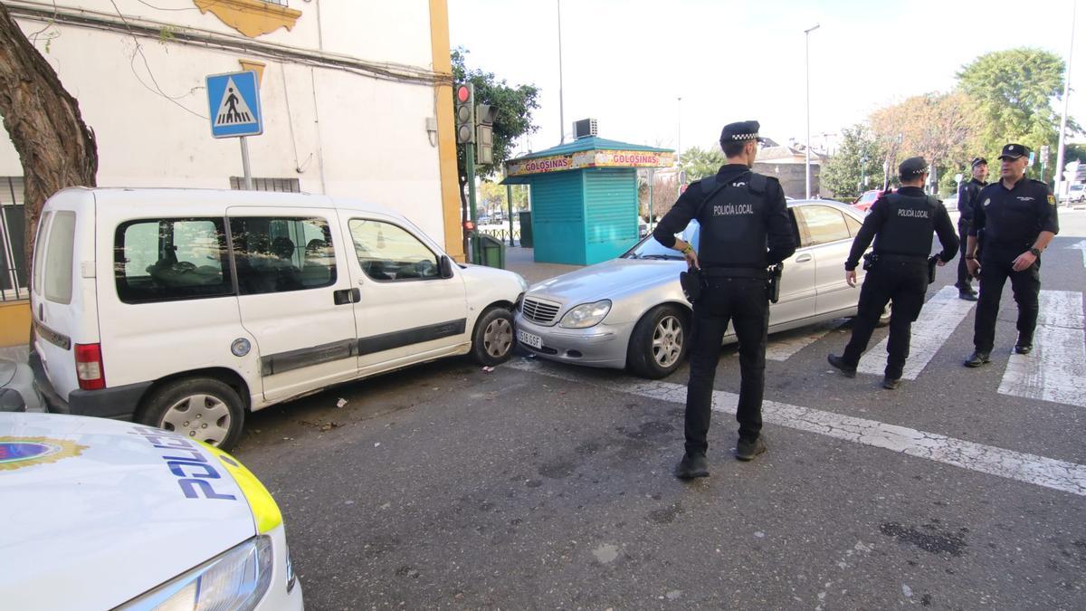 Agentes de la Policía Local, en la esquina de la Cuesta de la Pólvora, junto al vehículo siniestrado.