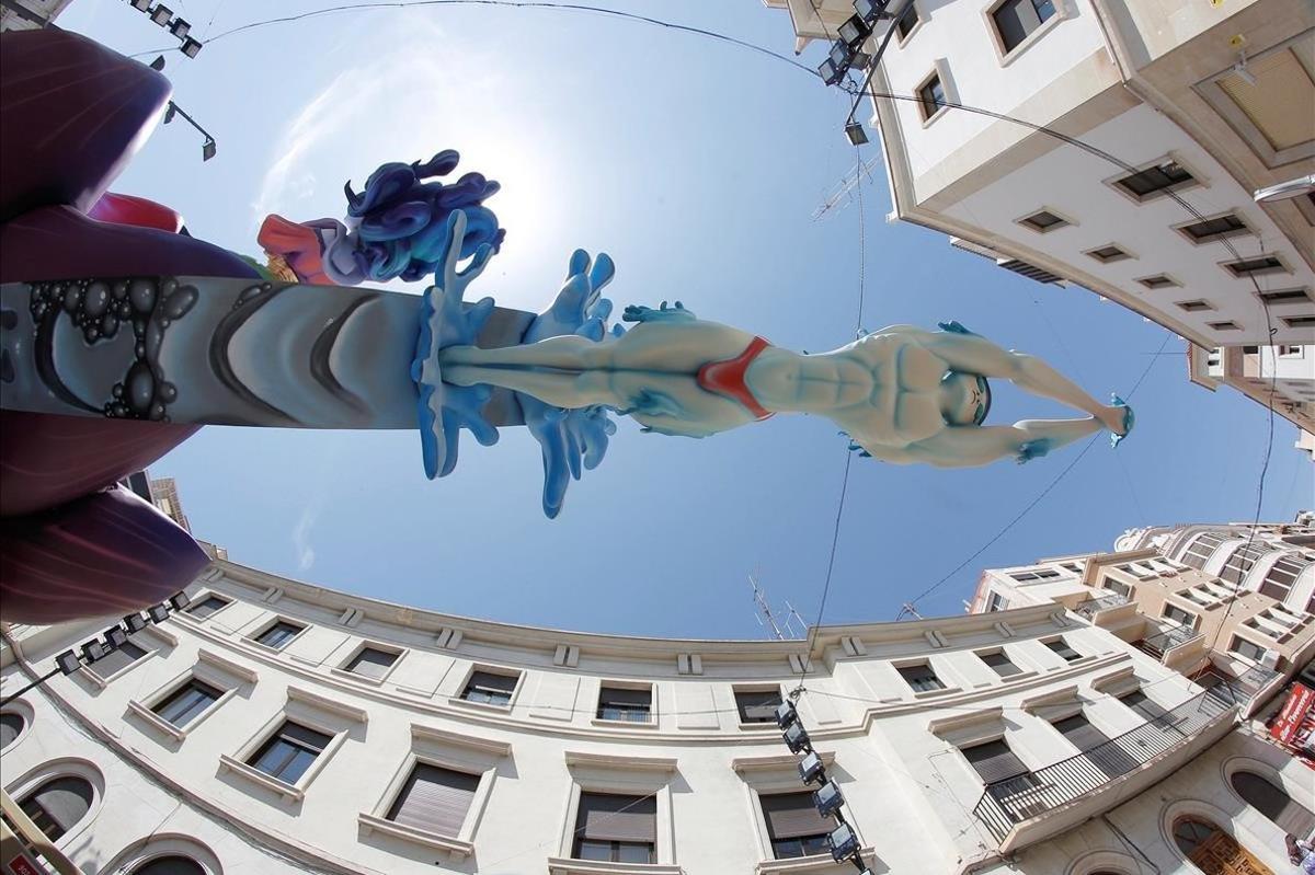 Las hogueras de San Juan de Alicante invaden la calles preparándose para la plantá oficial de mañana. En la foto el remate de la hoguera Hernán Cortés en la plaza de la Montanyeta.