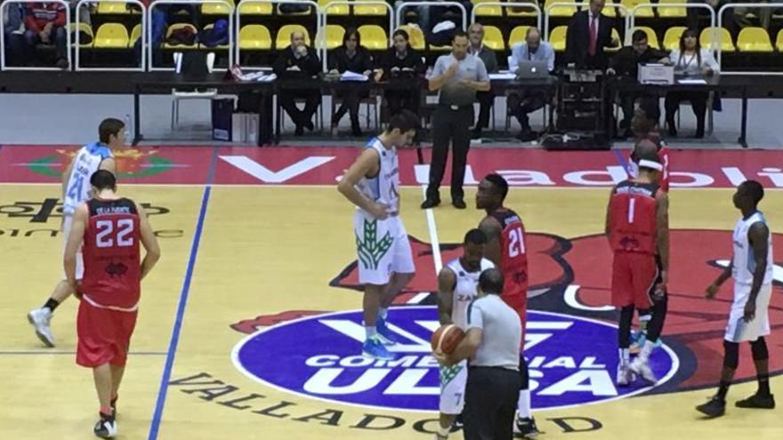 Los jugadores de los equipos se preparan para iniciar el encuentro