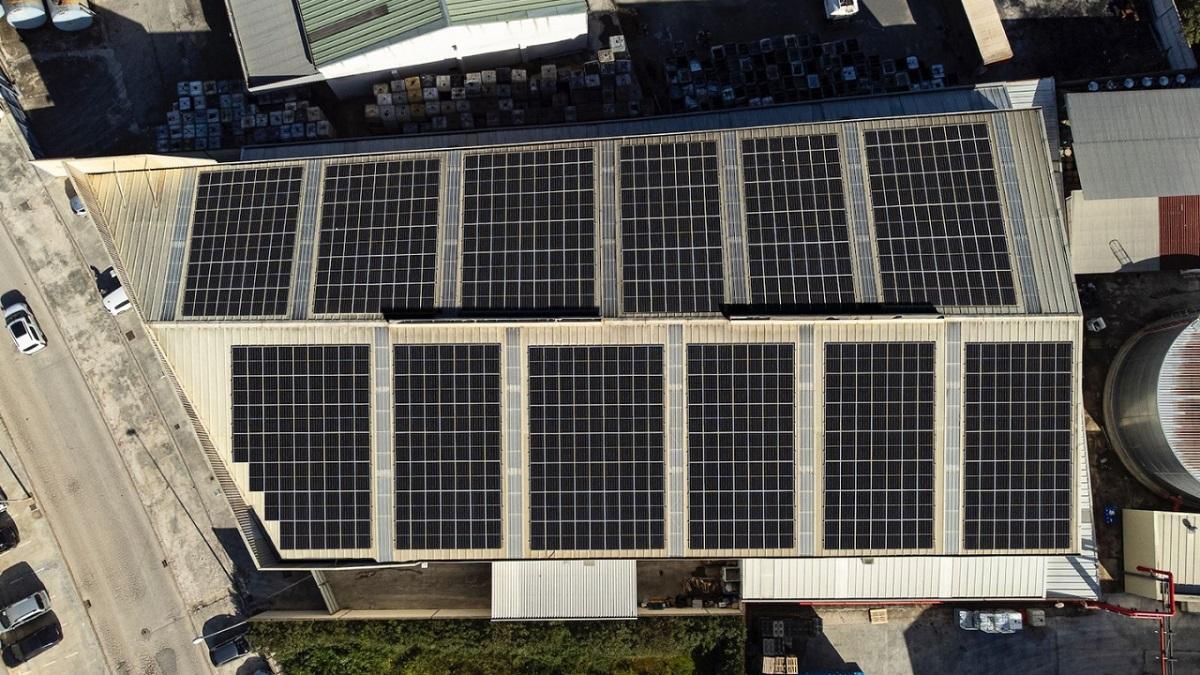 Placas solares instaladas en una nave de grandes dimensiones.