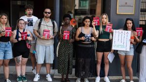 BARCELONA 30/06/2025 Sociedad. Grupo de jovenes extutelados se deplazan a DGPPIA Avenida del Paral lel, 52 para hacer una accion simbolica. FOTO de ZOWY VOETEN