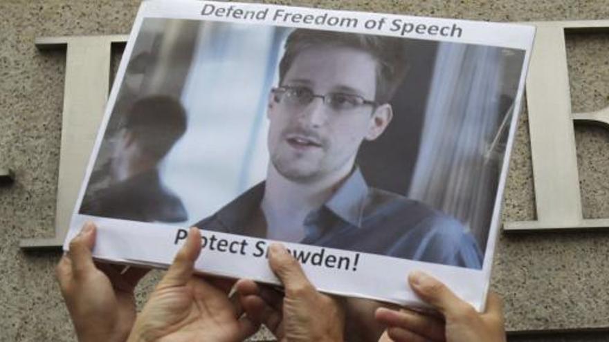 Carteles que piden la protección de Snowden.