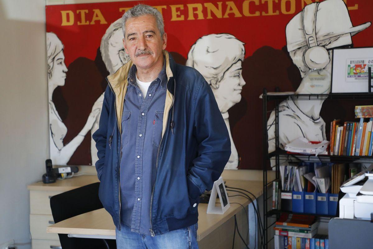 Miguel Salvador, presidente de la asociacion de voluntariado, en su sede.