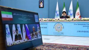 El presidente de Irán, Ebrahim Raisi, habla por videoconferencia con su homólogo de Rusia, Vladímir Putin, durante la cumbre telemática de la Organización de Cooperación de Shangai.