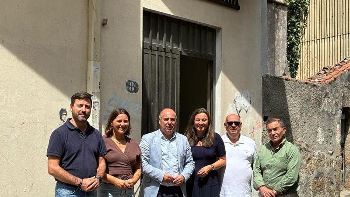 El diputado, el alcalde y otras autoridades ante la antigua Cámara Agraria de Cambados.