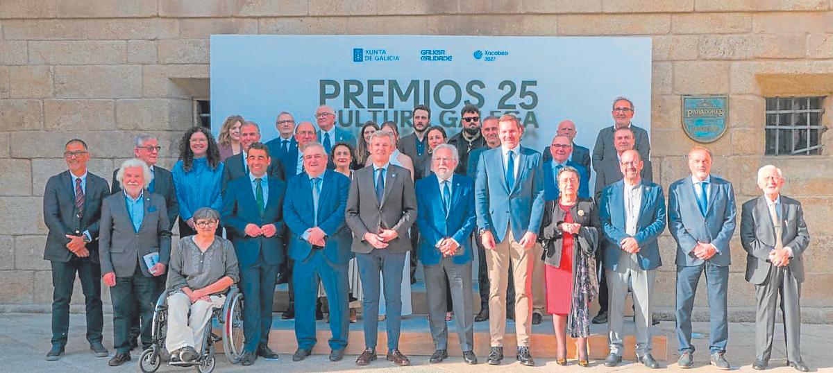 Foto de familia do presidente da Xunta Alfonso Rueda con representantes do goberno, cos premiados.