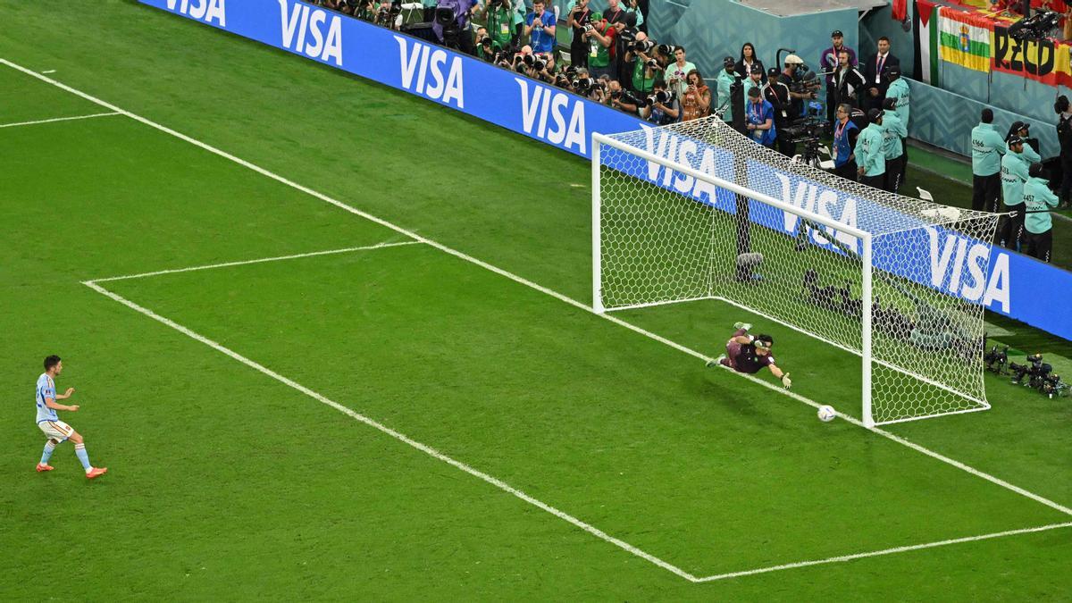 El primer penalti de España lanzado por Sarabia se estrelló en el poste izquierdo de Bono.