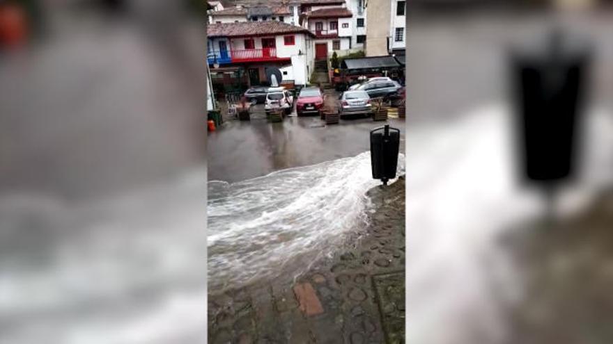 El mar entra en Tazones y persigue a un paseante que estaba grabando el temporal