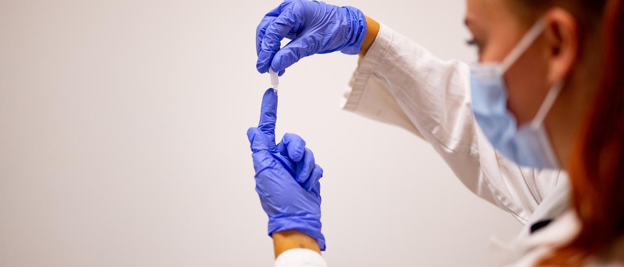 Una enfermera prepara un test de COVID-19.