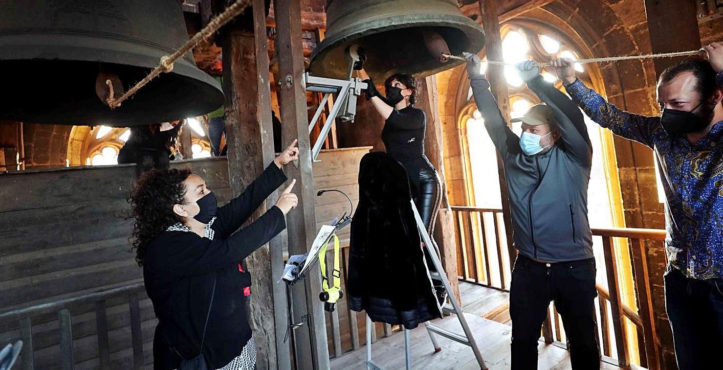 Montserrat Palacios, esposa de Llorennç Barber, dirigiendo a los voluntarios en el campanario de la Catedral. | Luisma Murias