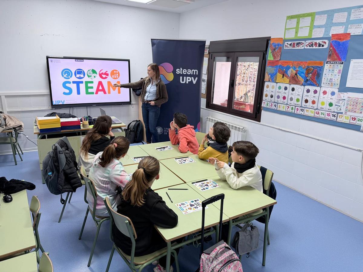 María Pilar Sierra, durante su charla en el centro educativo de Chóvar.