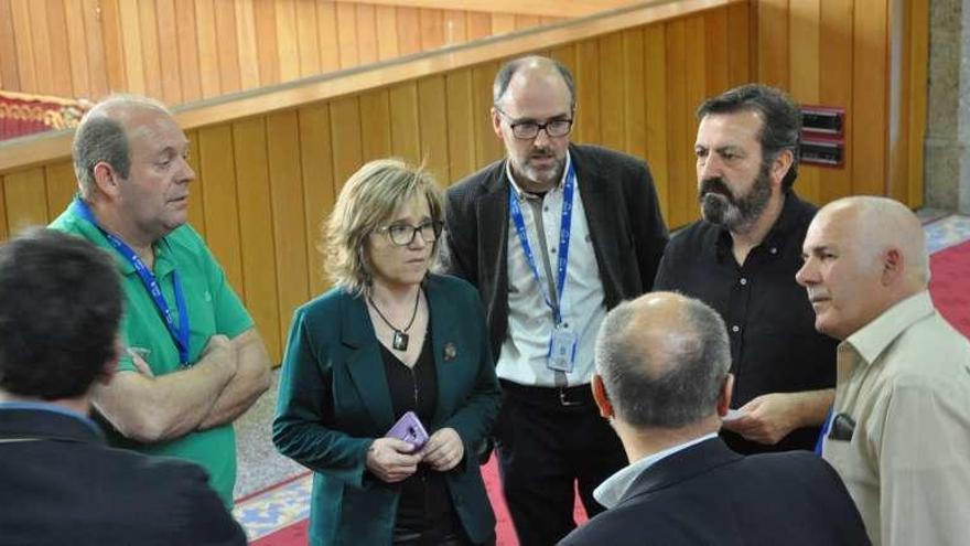 Balbino Barcia (derecha), con representantes del BNG, ayer, en el Parlamento gallego.