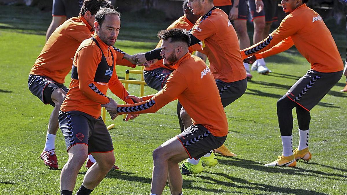 Los jugadores del Elche comenzaron a preparar ayer el duro calendario que tienen por delante.