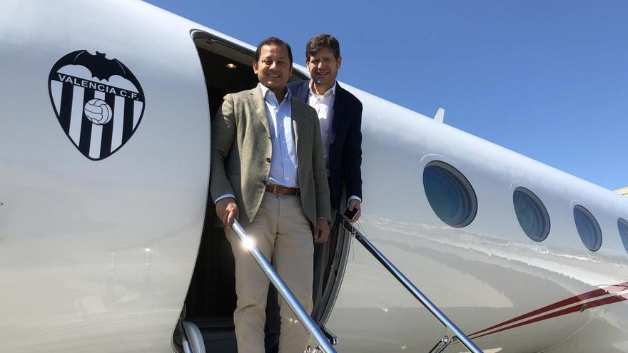Anil Murthy y Mateu Alemany, en el avión de Lim.