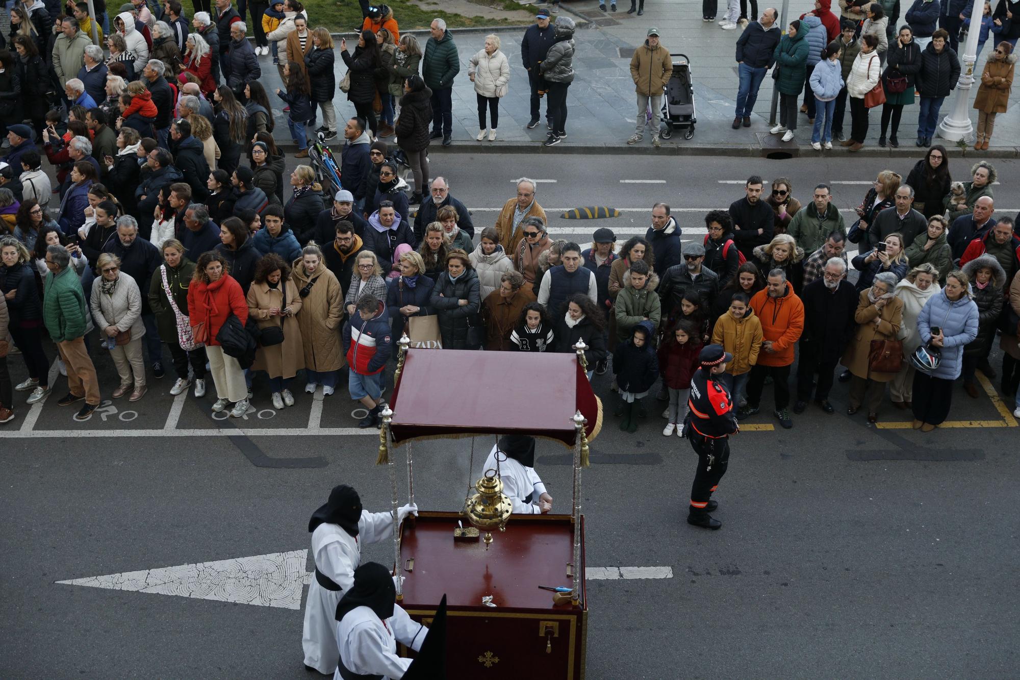 En imágenes: Así fue la multitudinaria procesión del Jueves Santo en Gijón