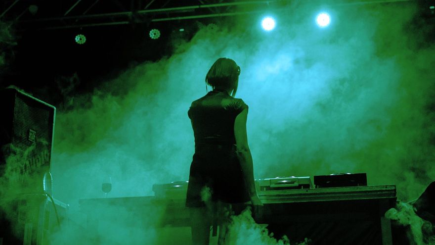Cara y cruz de los DJs este verano: La Vera los reúne; Hervás los rechaza