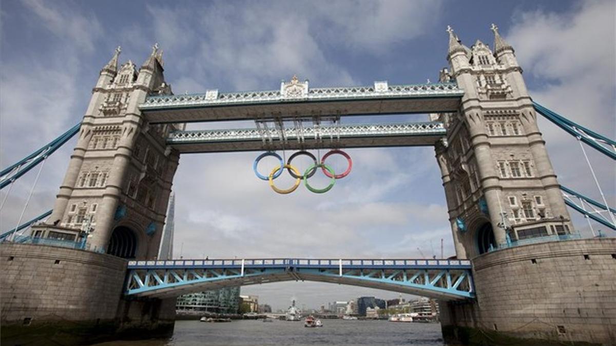 Los anillos olímpicos, colgados del famoso puente de la Torre de Londres.