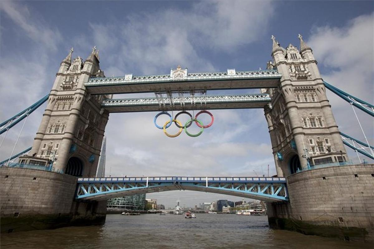 Els anells olímpics, penjats del famós pont de la Torre de Londres. Els anells olímpics, penjats del famós pont de la Torre de Londres.