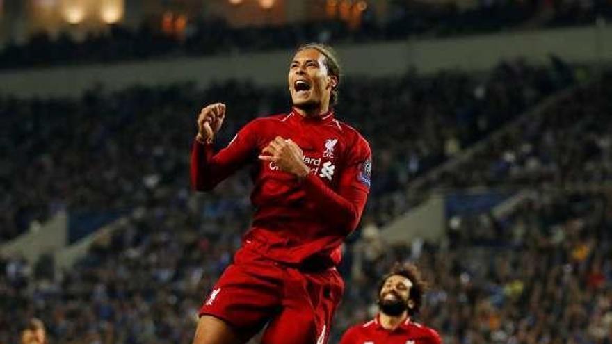 Van Dijk festeja el cuarto gol del Liverpool. // Efe