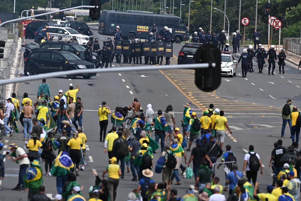 Seguidores del expresidente brasileño Jair Bolsonaro invadieron este domingo el Palacio de Planalto, sede del Ejecutivo, en Brasilia.