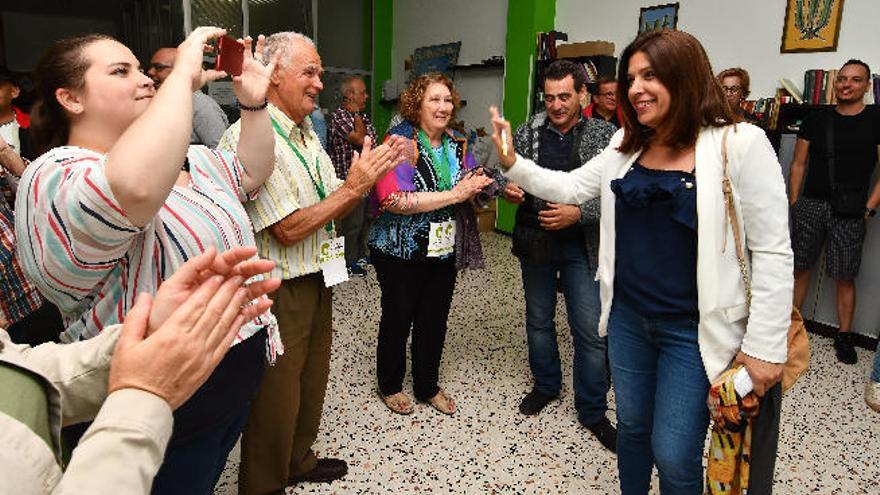 Carmen Hernández, anoche, después de conocer los resultados que dan la victoria a Nueva Canarias en Telde.