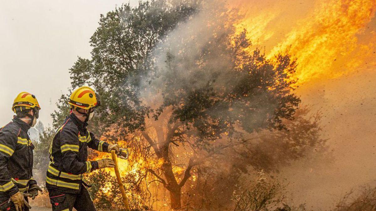 Precipitaciones en forma de granizo y agua hacen retirarse a los aéreos en el incendio de Vall d&#039;Ebo.