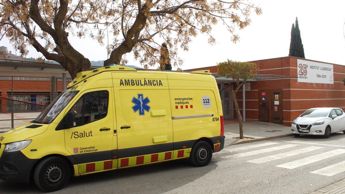 Una unitat del SEM davant de l'institut Llobregat de Sallent