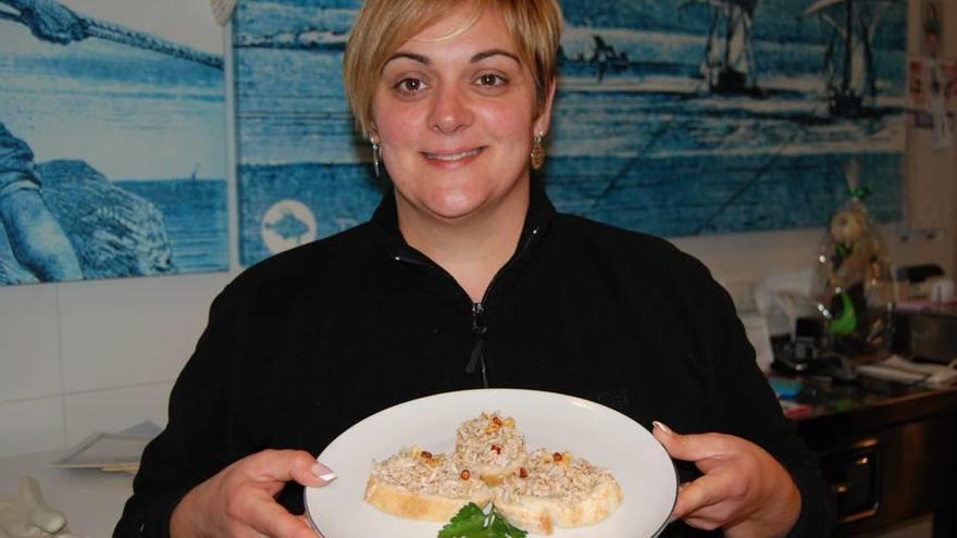 Cristina Contreras muestra unas tostadas de jonquillo.